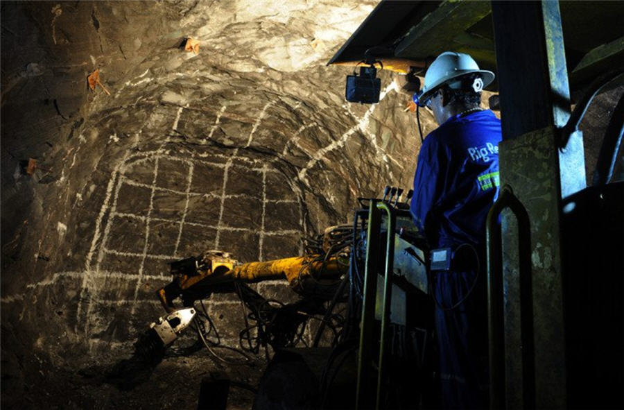 GLENCORE PROPOSES LOANS TO ENSURE PRODUCTION AT MOPANI COPPER MINE