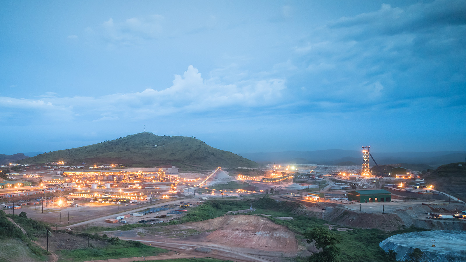 BARRICK SEES FULL-YEAR GOLD OUTPUT AT LOWER END OF FORECAST