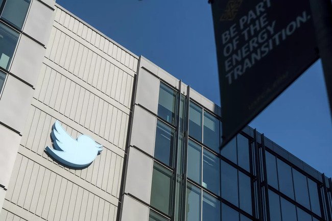Elon Musk: Twitter locks staff out of offices until next week