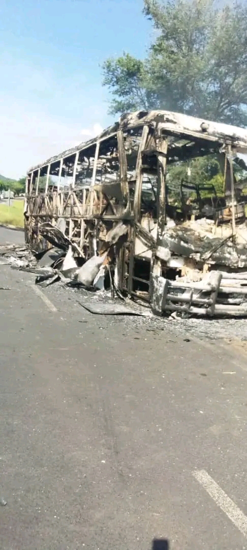 34 Passengers escape fire on the bus