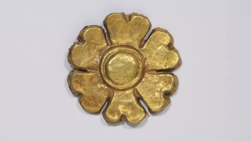 Cambodia: Stolen Angkorian crown jewellery resurfaces in London