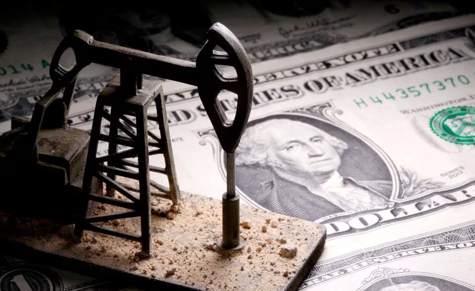 Oil rises as US stockpiles may drop, demand signs stay strong