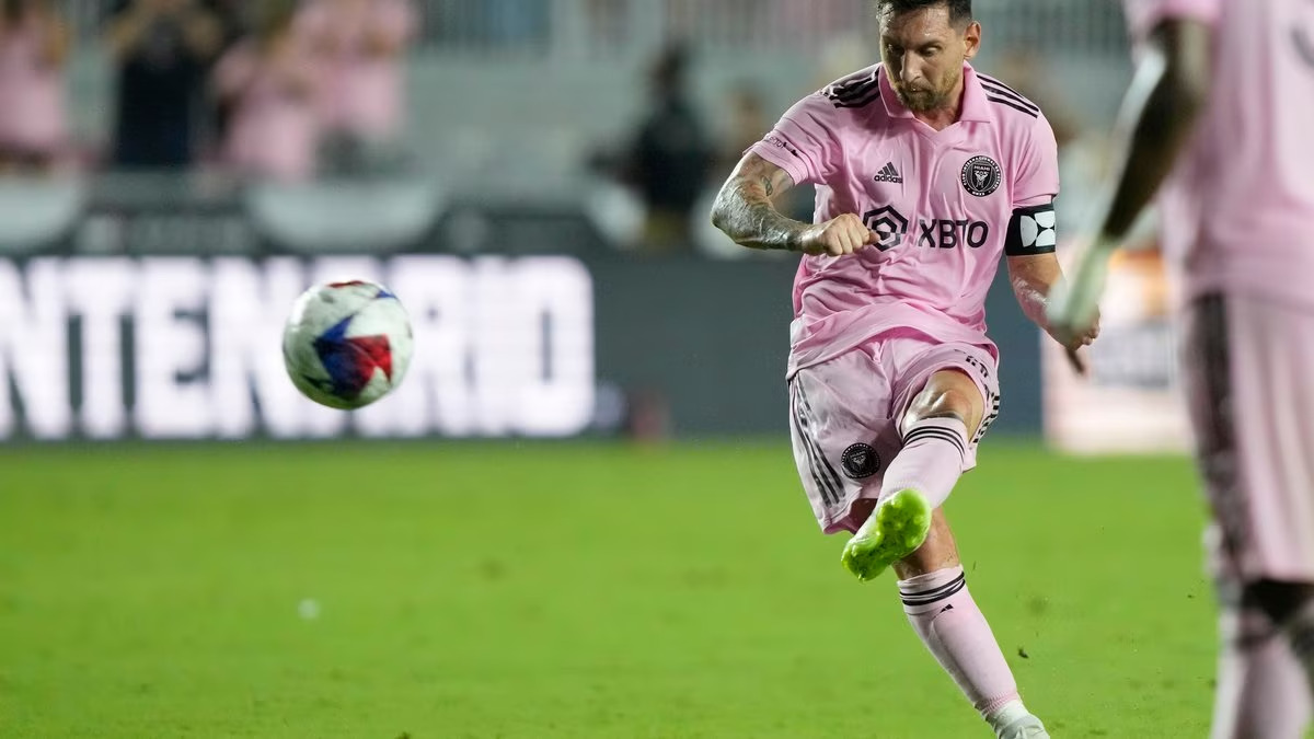 Lionel Messi makes sensational debut for Inter Miami with last-minute free-kick winner