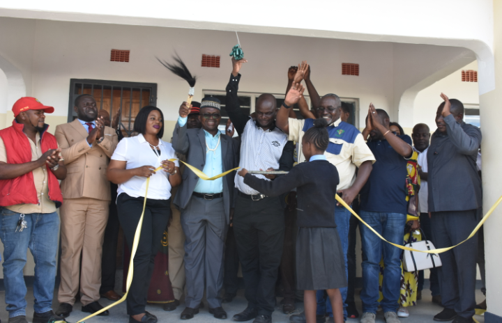 Grizzly Mining gives the Lumpuma community a K6.5 million school